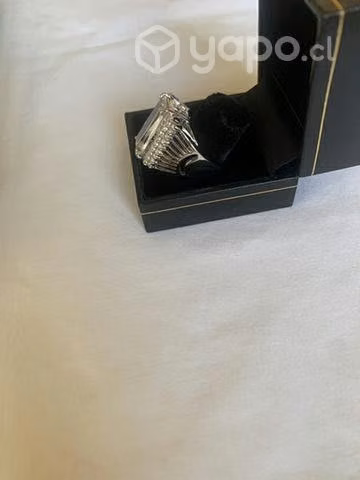 Anillo con 38 zircones rodeando uno central NUEVO - Imagen 2