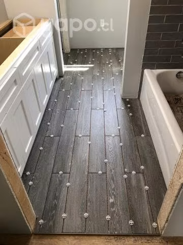 Instalación de cerámica en baños y pisos