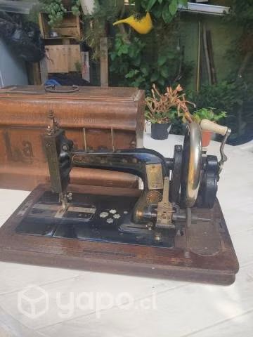 Máquina de coser antigua - Imagen 6