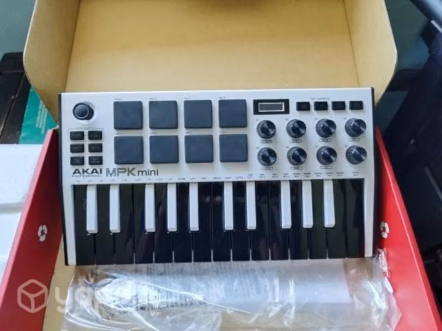 Teclado MIDI Akai Special White edition