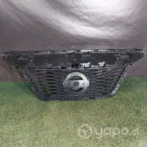 Mascara nissan versa 2020 2022 detalle en foto
