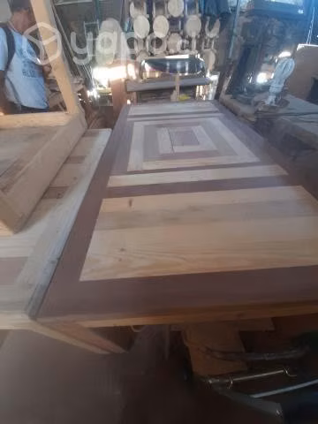 mesa de roble con araucaria nuevas.