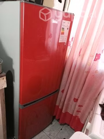 Refrigerador MIDEA rojo
