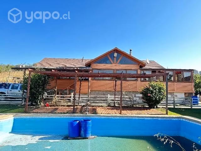 Parcela con vivienda, quincho y piscina