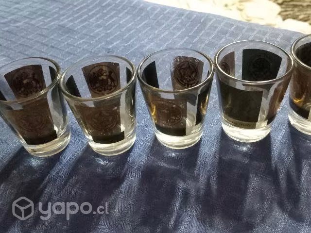 Vasos con escudos dorados - Imagen 4