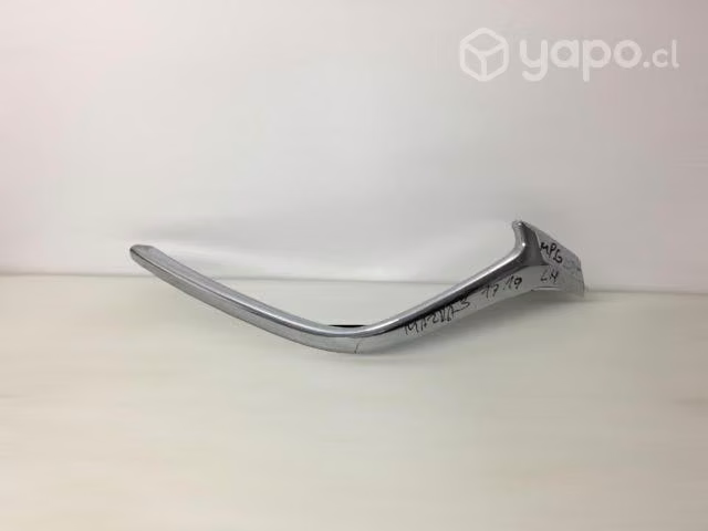 Bisel cromado de mascara lh mazda 