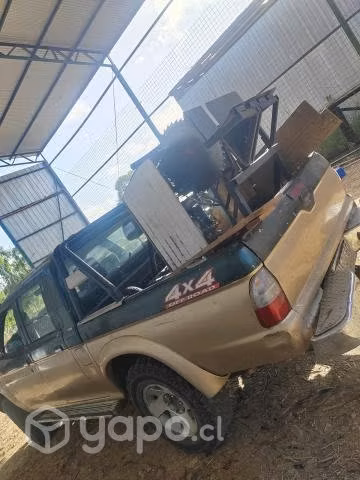 Se corta leña con motor