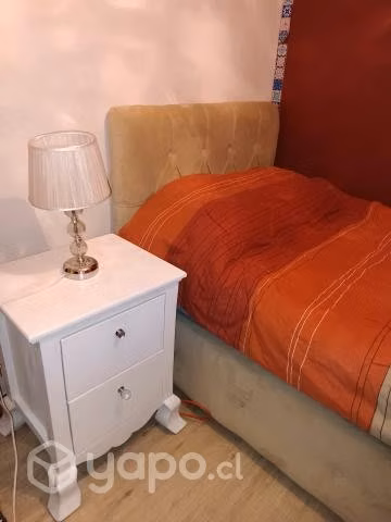 Cama con velador