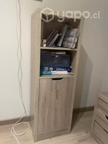 Estante con puerta