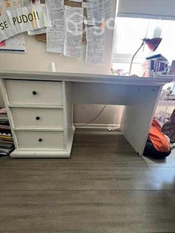 Amplio escritorio blanco