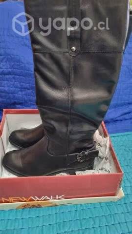Botas negras nuevas