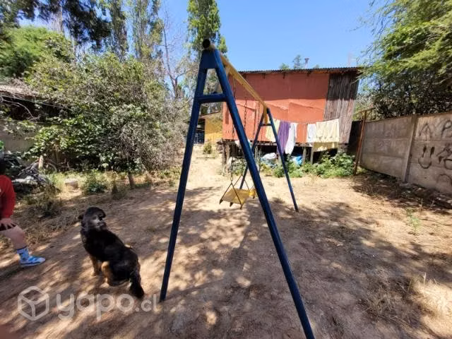 Columpio de fierro en excelente estado