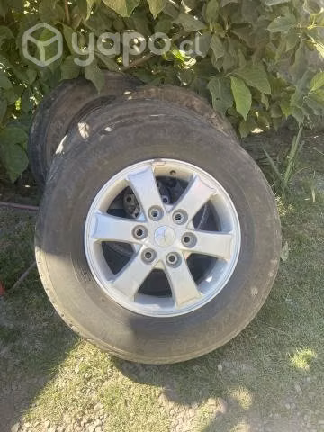 Llantas y neumáticos originales Mitsubishi L200