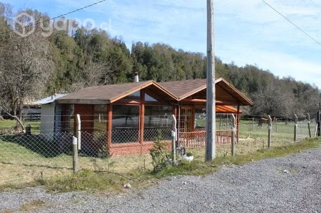 Terreno con cabaña, casa, local comercial y galpón