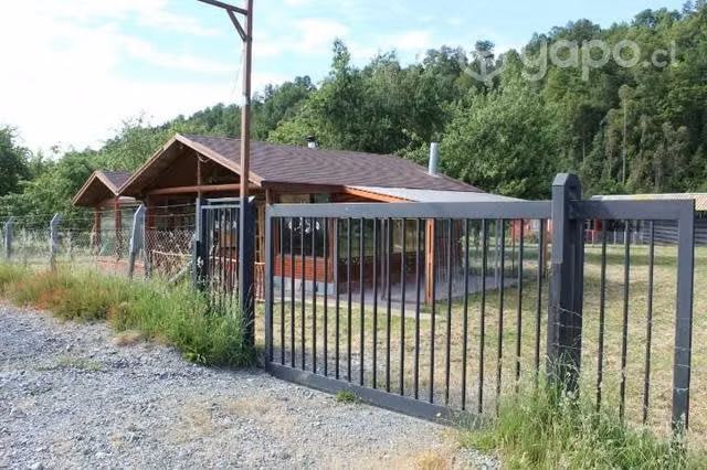 Terreno con cabaña, casa, local comercial y galpón