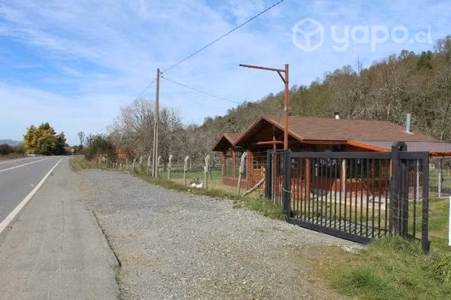 Terreno con cabaña, casa, local comercial y galpón