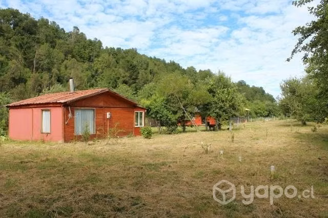 Terreno con cabaña, casa, local comercial y galpón