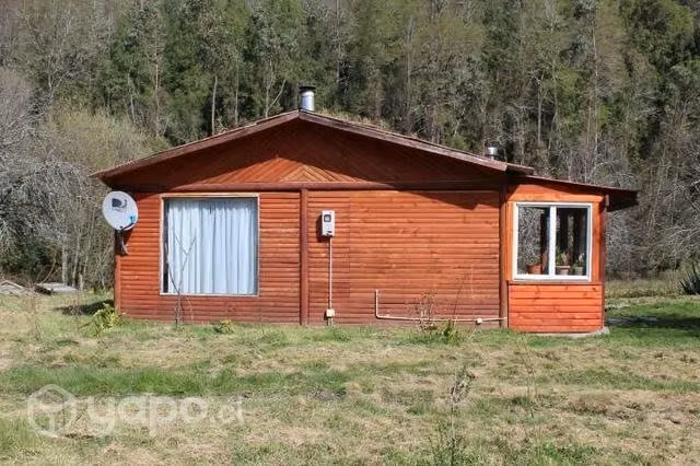 Terreno con cabaña, casa, local comercial y galpón