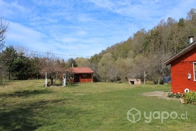 Terreno con cabaña, casa, local comercial y galpón