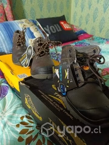 Camara canon y zapatos de seguridad