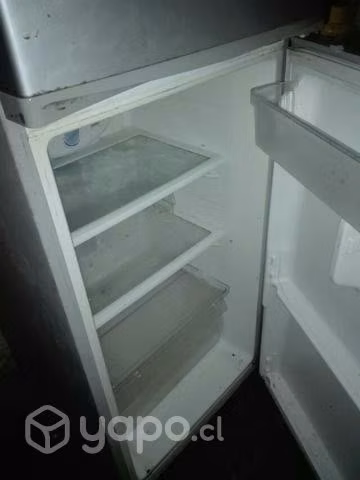 Cama dos plazas y refrigerador