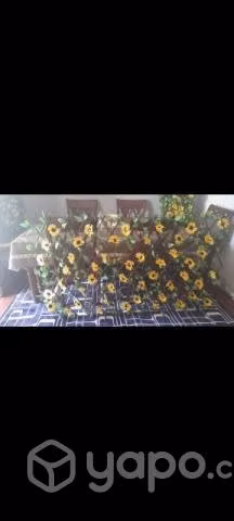 Malla con flores artificiales