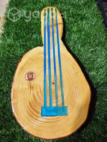 Adorno guitarra madera con resina epoxica