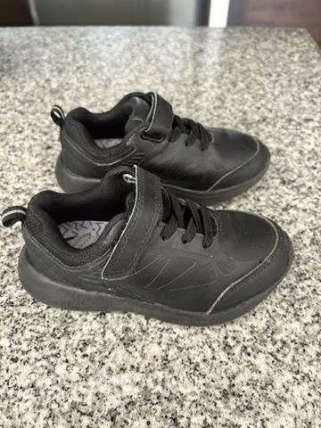 2 pares de zapatillas de colegio negras y blancas