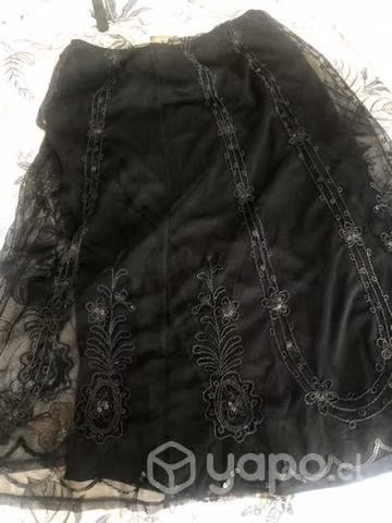 Hermosa falda larga negra con gorro y aplicación