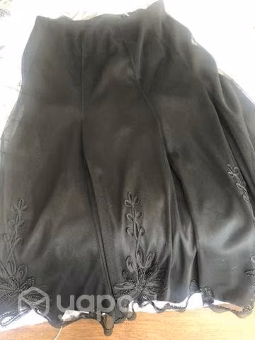 Hermosa falda larga negra con gorro y aplicación - Imagen 5