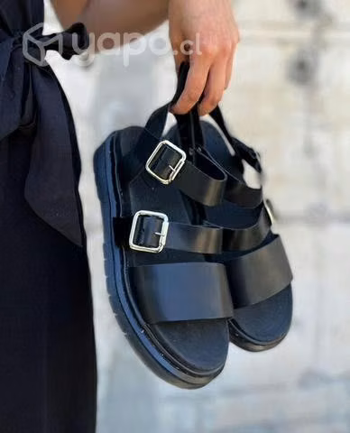 Chalas de cuero negras