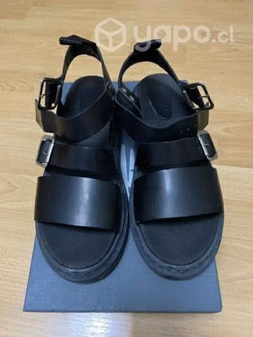 Chalas de cuero negras