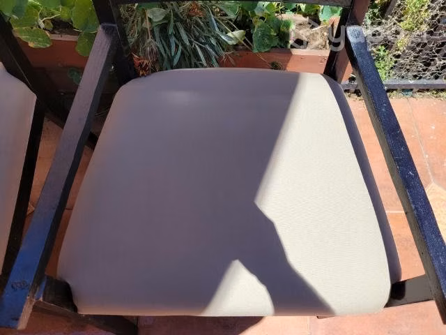 Sillas comodas madera firme grandes 35000 CADA UNA - Imagen 3