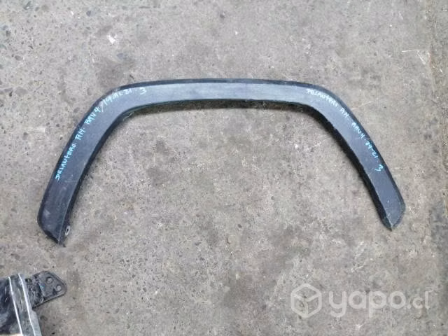 Moldura delantera derecha toyota rav