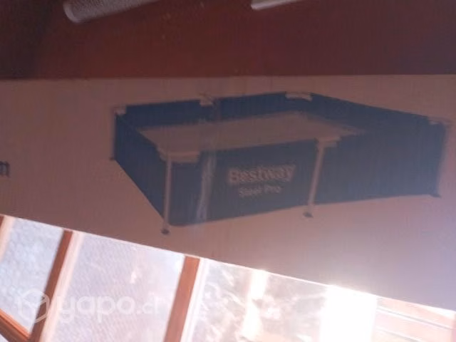 Piscina nueva en su caja y freidora elect