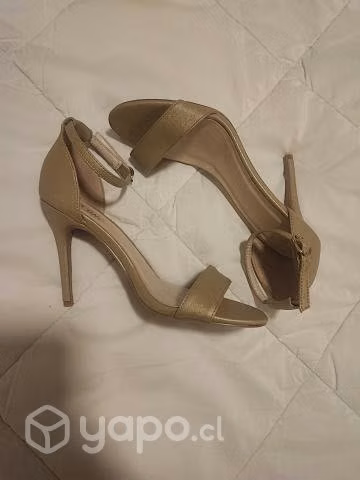 Sandalia taco color dorado - Imagen 2