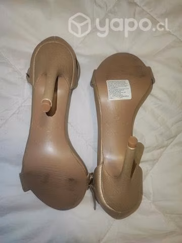 Sandalia taco color dorado