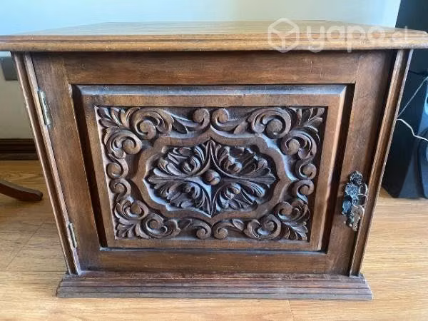 Velador/ mesa de apoyo antigua de madera labrada