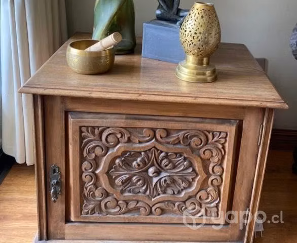 Velador/ mesa de apoyo antigua de madera labrada