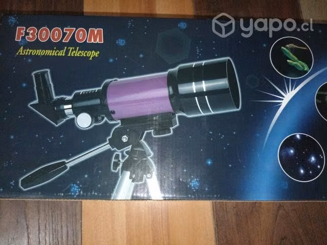 Telescopio con libro atlas del universo