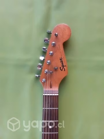 Squier Strat Roja