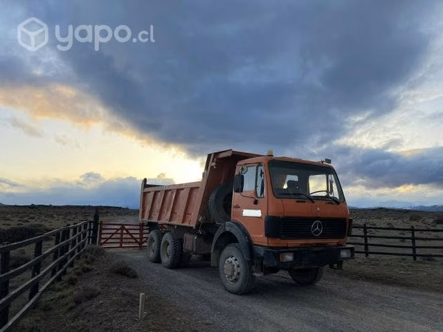 Camión tolva mercedes benz
