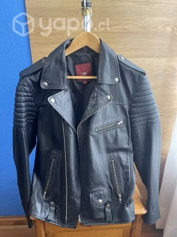 Chaqueta de cuero negra (modelo rockera)