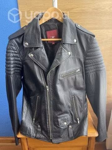 Chaqueta de cuero negra (modelo rockera)