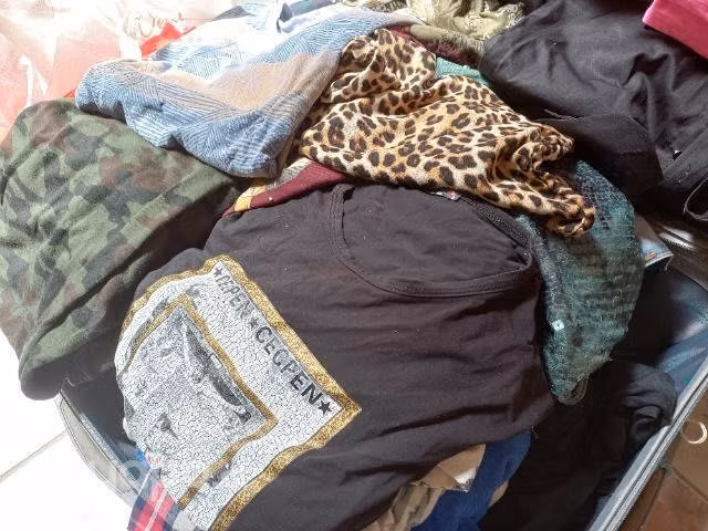 Maleta con ropa - Imagen 4