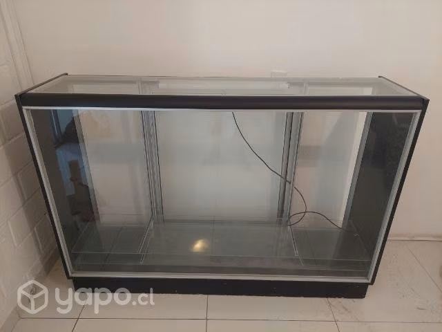 Vitrina con ruedas , tipo mesón, luz