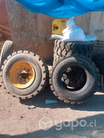 Se vende neumaticos para mini cargador
