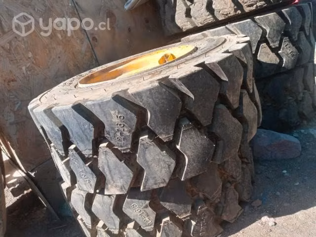 Se vende neumaticos para mini cargador