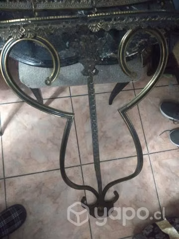 Mesa de arrimo de bronce y mármol