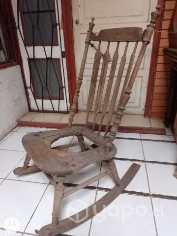 Antigua silla mecedora para restaurar